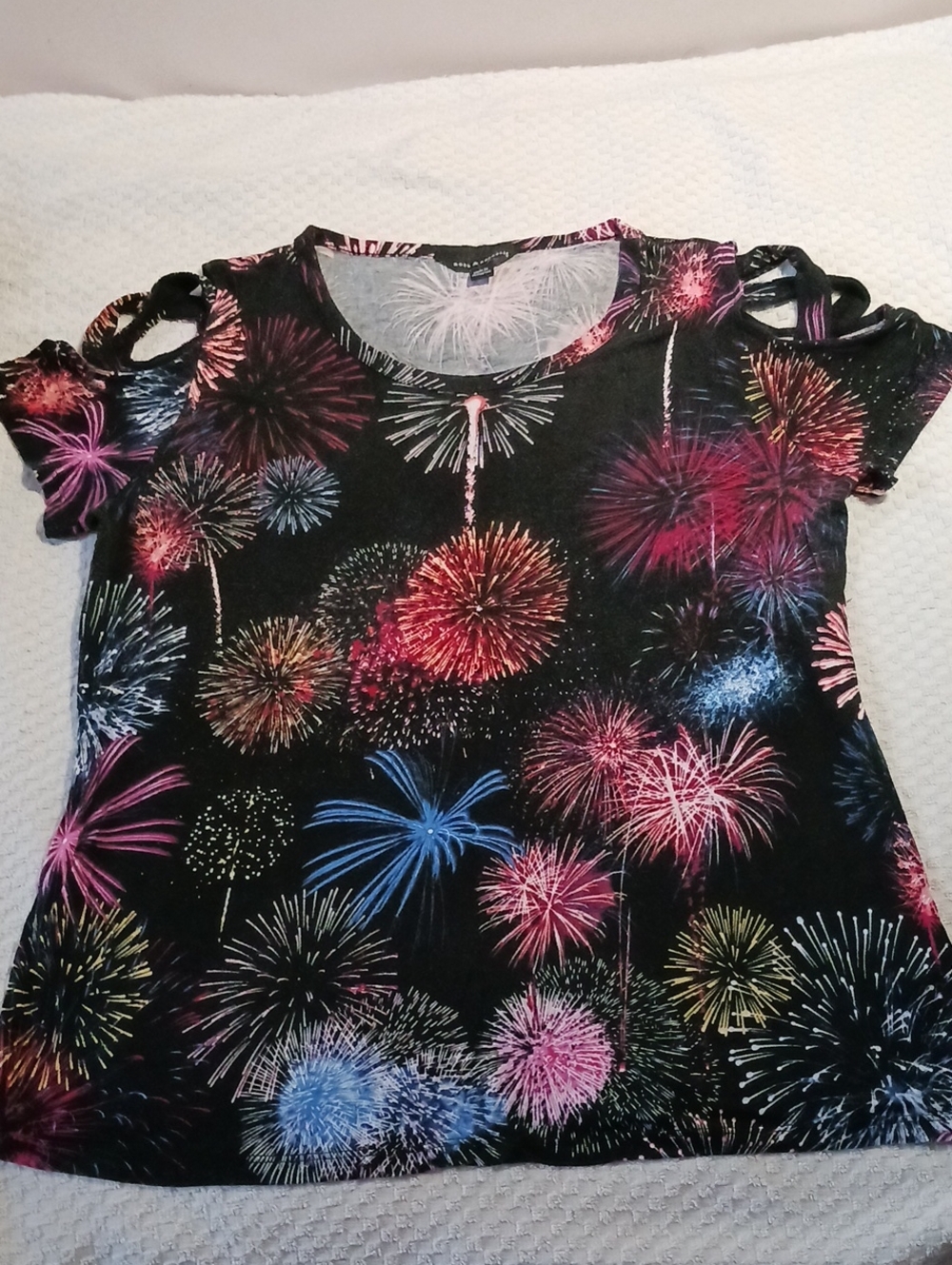 Rock & Republic Black Firework Print Cold-Shoulder Crisscross Tee L 🎆